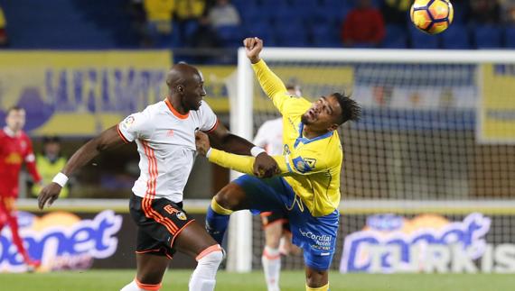 Mangala y Boateng pelean por el balón. 