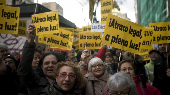 Manifestación frente a la sede de la CNMC por el alto precio de la luz.