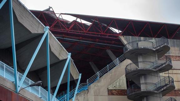 Estadio de Balaídos, con los desperfectos ocasionados en su cubierta por el temporal. 