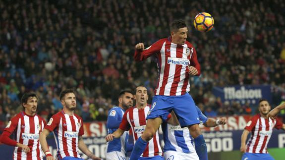 Fernando Torres cabecea ante el Leganés. 