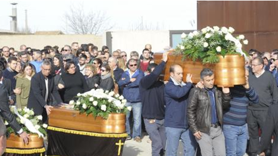 Llegada de los féretros al polideportivo municipal.