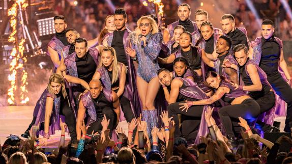 Lady Gaga, ayer durante su actuación en la Superbowl.