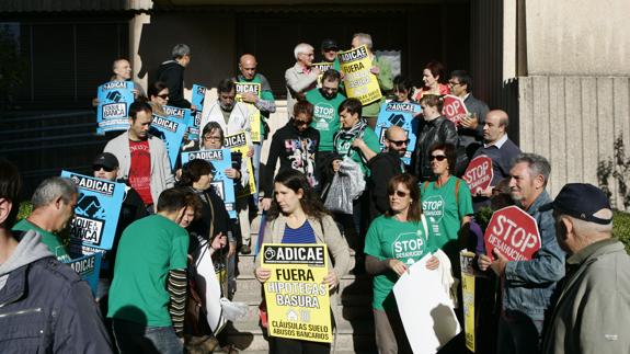 Concentración de la Plataforma de Afectados por la Hipotecas contra las cláusulas suelo.