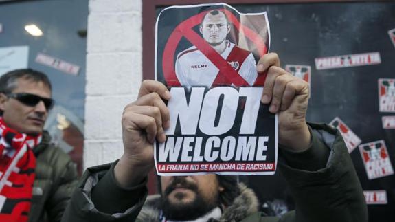 Un aficionado del Rayo muestra su rechazo al fichaje de Zozulya. 