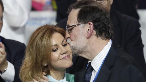 Rajoy besa a Cospedal. 