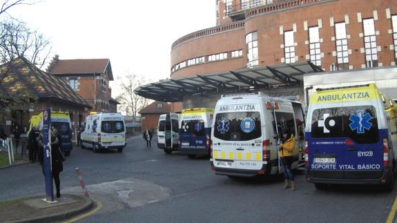 Ambulancias de urgencias en un hospital.