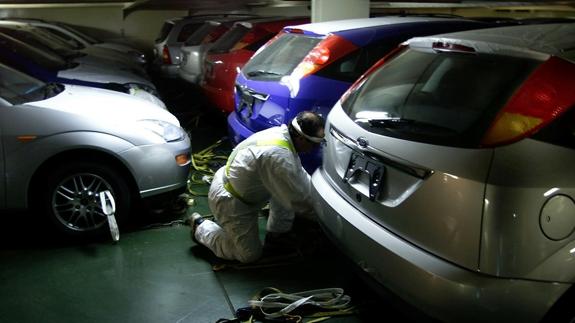 Un trabajador de la fábrica de Ford en Valencia.