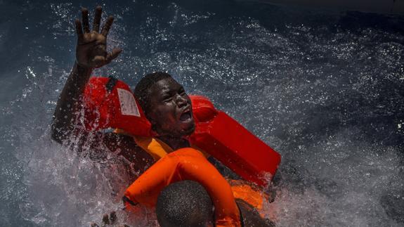 Dos inmigrantes en las costas de Libia.