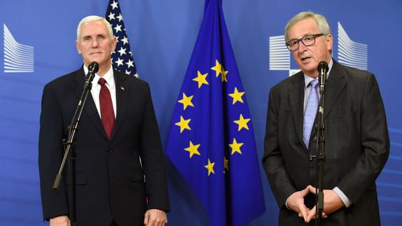 Mike Pence y Jean-Claude Juncker.