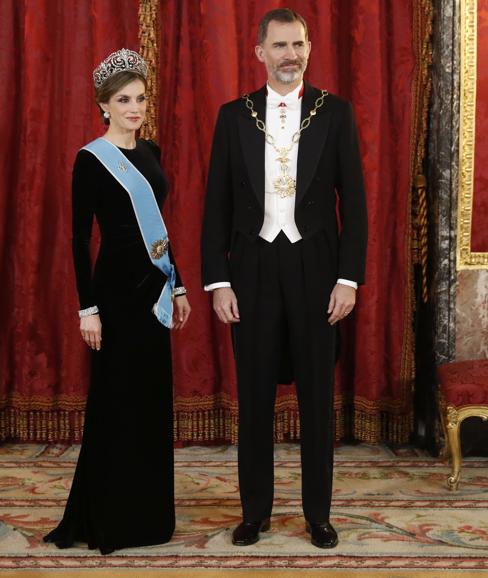 Los reyes Felipe y Letizia posan antes de la cena de gala. 