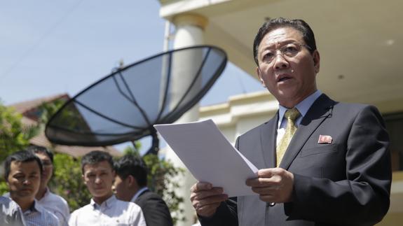 El embajador norcoreano, Kang Chol, frente a la embajada de Corea del Norte en Kuala Lumpur. 