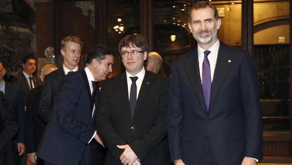 Felipe VI, junto a Carles Puigdemont. 