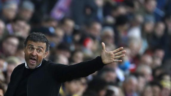 Luis Enrique, técnico del Barcelona, instruye a sus jugadores en el Calderón. 