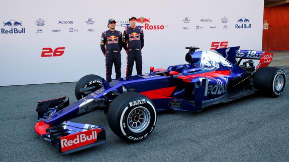 Carlos Sainz y Daniil Kvyat, con el Toro Rosso STR12. 