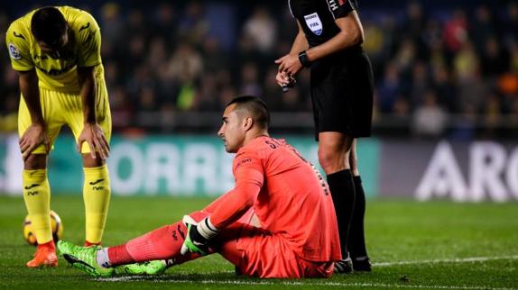 Sergio Asenjo, tras lesionarse ante el Real Madrid. 