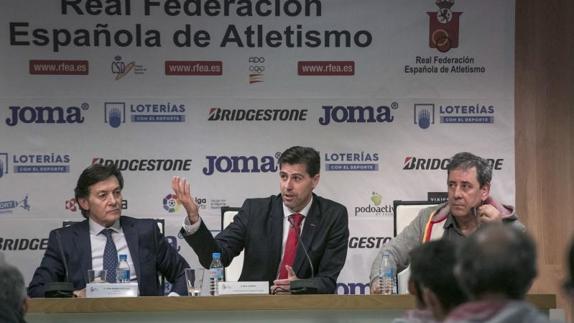 El presidente de la RFEA, Raúl Chapado (c), con José Ramón Lete a su derecha. 