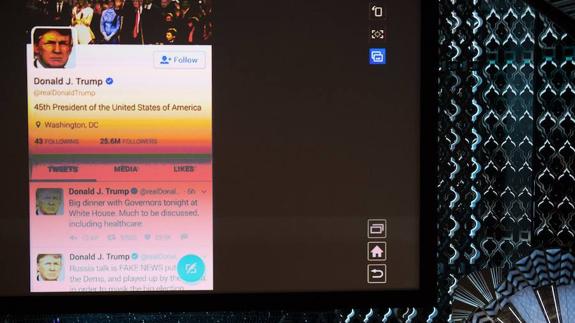 Momento de la gala en la que el presentador manda un mesaje a Trump a través de Twitter.