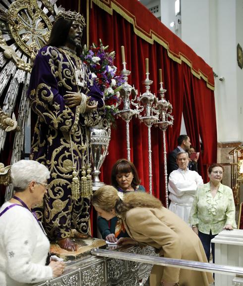 La infanta Elena besa el pie del Cristo de Medinaceli. 