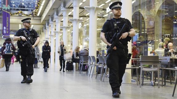 Dos policías armados vigilan la estación de St. Pancras, en Londres. 