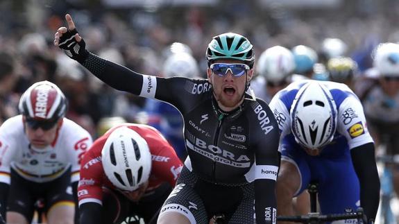 El ciclista irlandés Sam Bennett (Bora) celebra su victoria en la tercera etapa de la París-Niza.