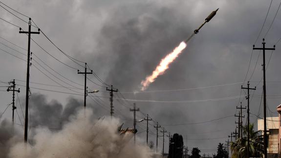 Soldados iraquíes lanzan un cohete contra posiciones del Daesh en el oeste de Mosul.