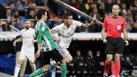 Mateu Lahoz, en un lance del Real Madrid-Betis. 