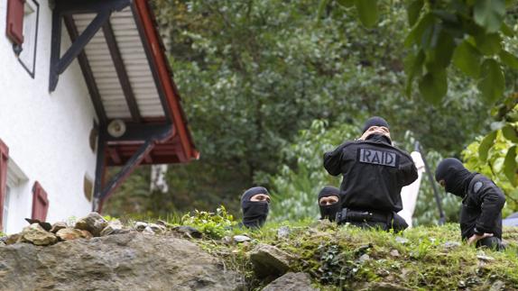 Agentes de la policía francesa durante la 'operación Pardines'. 