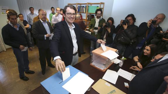 Fernández Mañueco deposita su voto en la sede del PP de Salamanca.