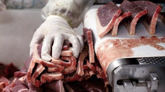 Carniceros preparan la carne en un matadero brasileño.