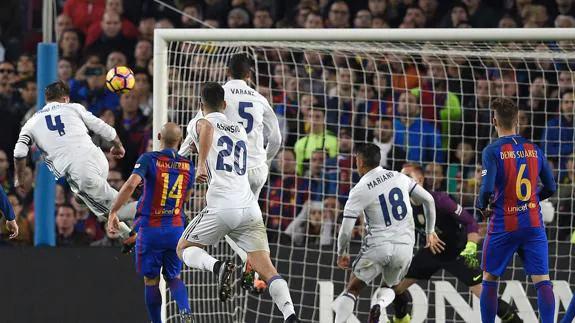 Sergio Ramos marca el tanto que dio al Madrid el empate ante el Barça en el Camp Nou. 