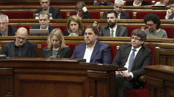 El presidente de la Generalitat, Carles Puigdemont (d); el vicepresident, Oriol Junqueras (2d); la consellera de la Presidencia, Neus Munté (2i); y el conseller de Asuntos Exteriores, Raül Romeva (i).