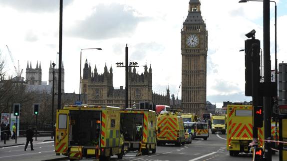 Varias ambulancias, junto al Big Ben. 
