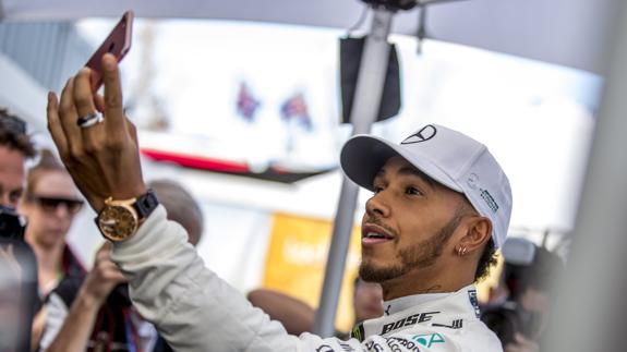 Lewis Hamilton se hace un selfie. 