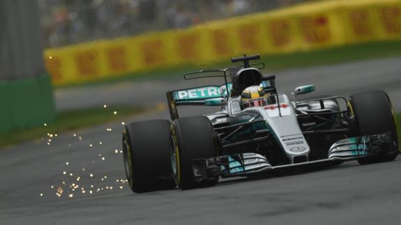 Lewis Hamilton, con su Mercedes, en el circuito de Melbourne. 