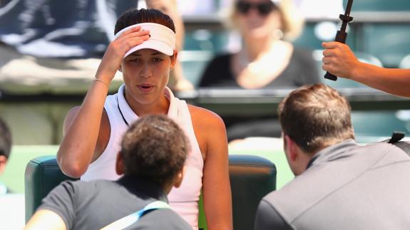 Garbiñe Muguruza, atendida por los médicos. 