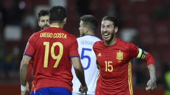 Sergio Ramos corre a felicitar a Diego Costa tras marcar ante Israel. 