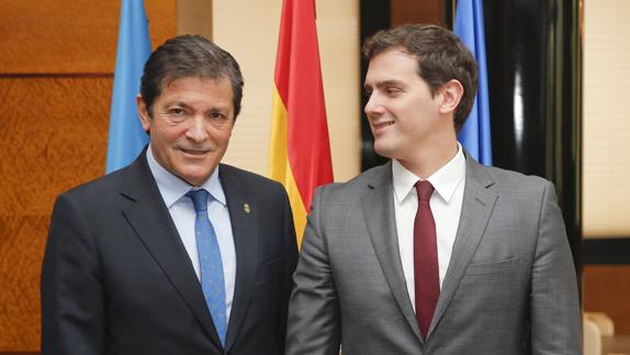 Javier Fernández (i) y Albert Rivera, antes de su reunión.