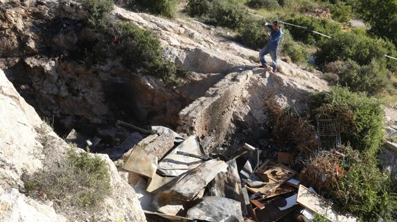 Un fotógrafo toma una imagen de la cueva.