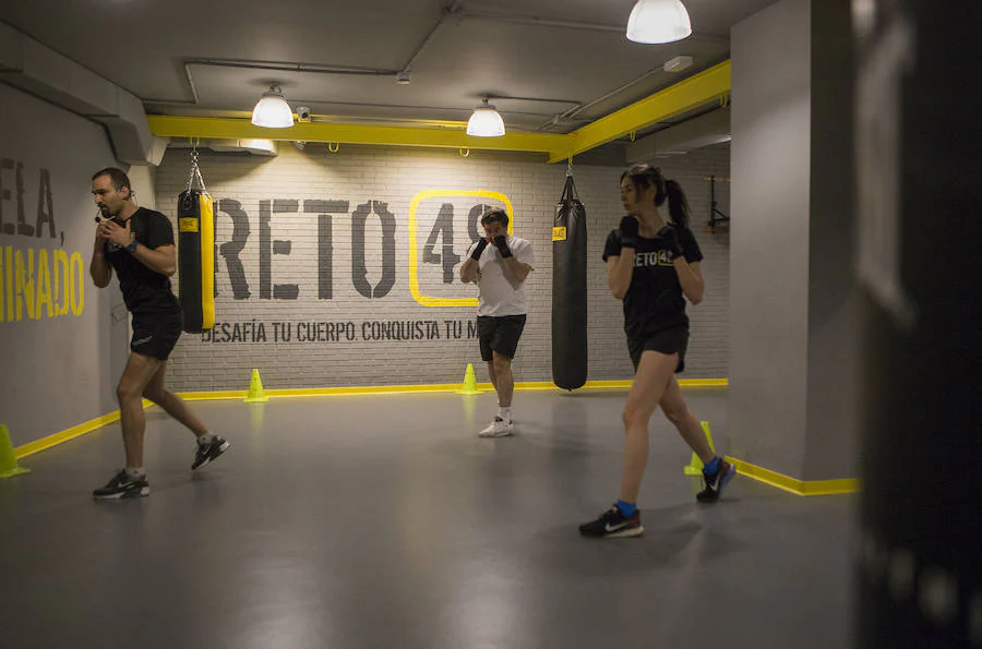 Las instalaciones de este peculiar centro deportivo no tienen ni espejos ni relojes. 