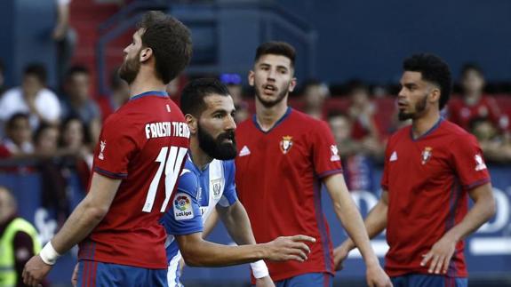 El defensa griego del Leganés Dimitrios Siovas, en el partido ante Osasuna. 