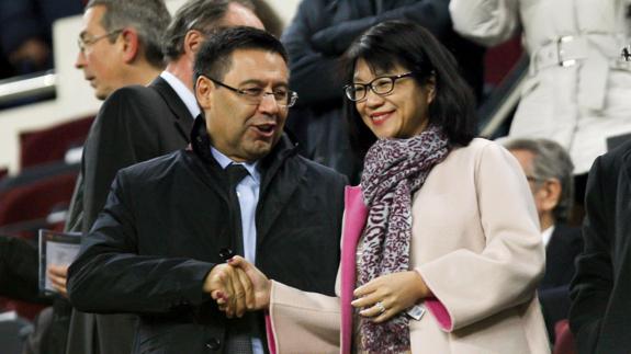 Layhoon Chan, junto a Josep Maria Bartomeu, en el Camp Nou. 