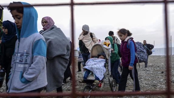 Refugiados a su llegada al campo de registro en la frontera entre Grecia y Macedonia. 