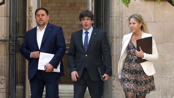 El presidente de la Generalitat, Carles Puigdemont, acompañado del vicerpesidente, Oriol Junqueras (i), y de la consellera de Presidencia, Neus Munté.