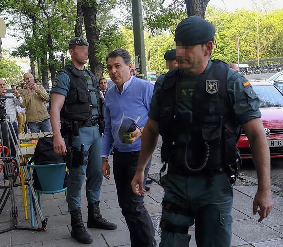 Ignacio González llega a su despacho junto a agentes de la UCO. 