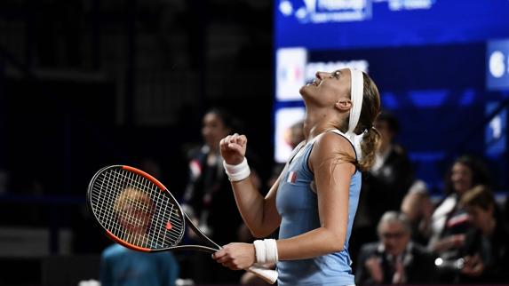 Kristina Mladenovic celebra la victoria ante España.