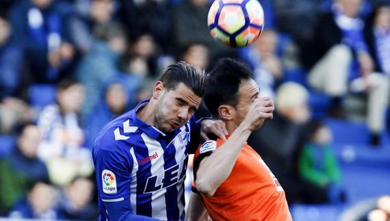 Theo pelea por un balón con Kike García. 