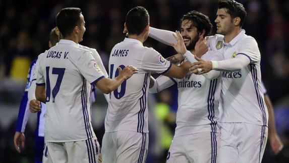 Isco celebra su gol ante el Deportivo con James, Lucas Vázquez y Morata. 