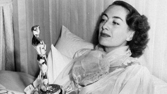 Joan Crawford recibió en la cama el Oscar en 1946. 