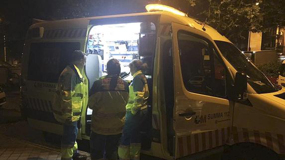 Vehículo del 112 que se ha personado en la calle Tomelloso de Madrid, lugar de los hechos.