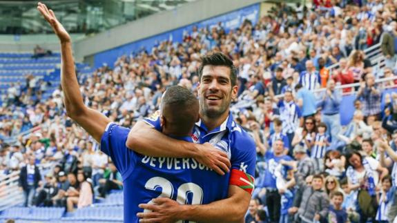 El centrocampista del Alavés Manu García (d) celebra con su compañero, el delantero brasileño Deyverson (i)